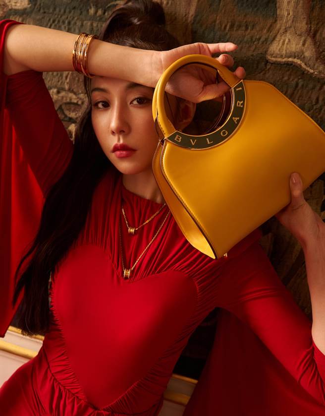 女星邵雨薇出席宝格丽2024春夏发表会，手提新款Rome欣然入镜拍摄。（宝格丽提供／黄唯淯台北传真）