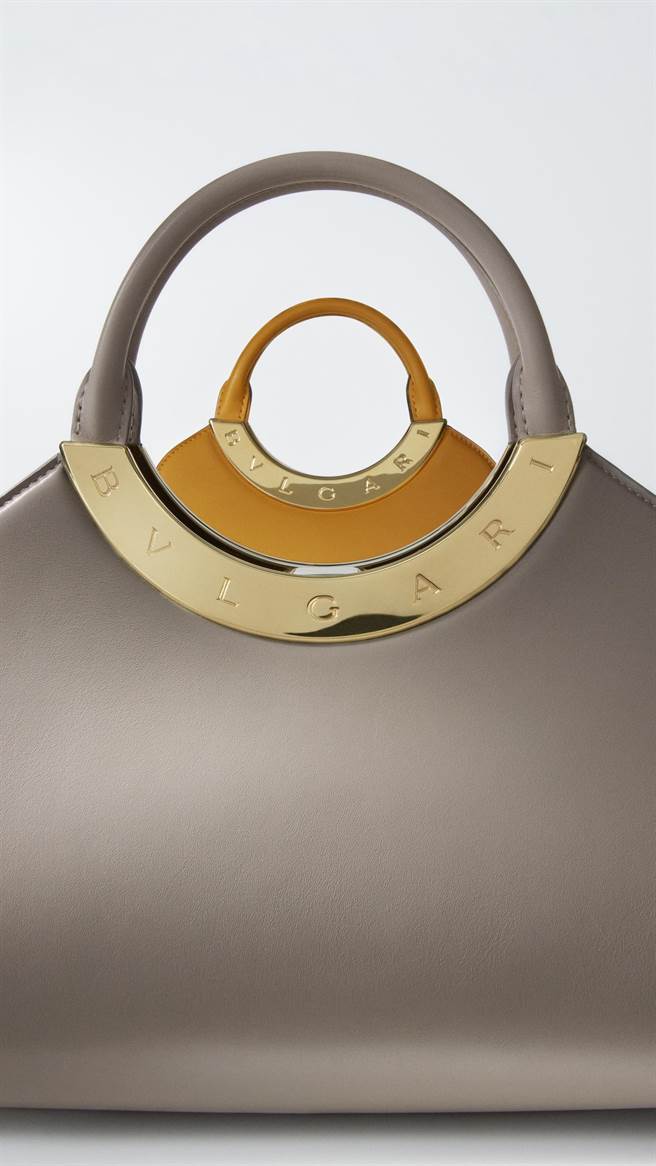 全新包款Rome以古罗马硬币为灵感，环型字样呼应了此项设计灵感。（宝格丽提供／黄唯淯台北传真）