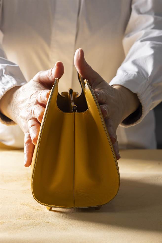 Rome包款有双开设计，也符合硬币一体两面的风格。（宝格丽提供／黄唯淯台北传真）