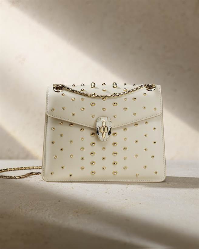 以切割蛋白石的技术，重新打磨铆钉，使其成为大小不一金属装饰，呼应阳光照射的风格。（宝格丽提供／黄唯淯台北传真）