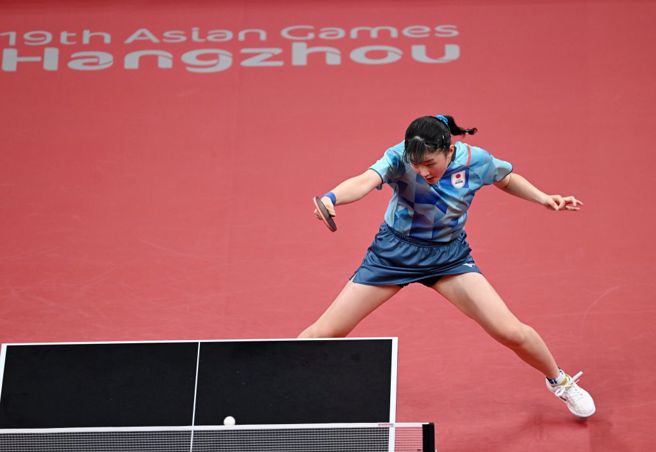 日本桌球女团张本美和在比赛中回击。（新华社）