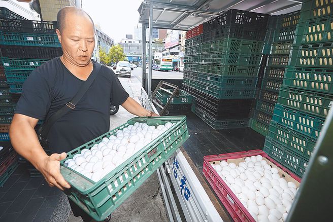 进口蛋食安疑虑持续延烧。图为台北市大同区蛋行人员将鸡蛋运送到客户端。（示意图非当事蛋品／资料照／陈怡诚摄）