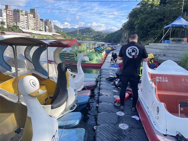 碧潭天鹅船员工在浮板间发现浮尸。（警方提供）