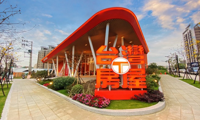 台湾房屋位于八德社区的旗舰门市，被称作与绿共生的绿色门市。(台湾房屋提供)