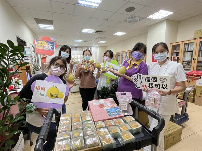 乐桃桃咖啡简餐坊是桃园最大的庇护工场，目前一共有18位庇护员工，桃疗鼓励同仁、民眾可以优先选择庇护工场推出的中秋礼品，可以实质回馈给庇护学员。（桃园疗养院提供／陈梦茹桃园传真）