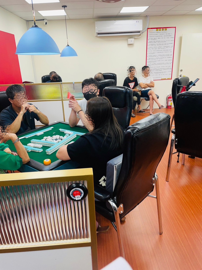 组头回覆赌客总统大选赌盘赔率（左）；新北市警局执行查缉赌博专案（右）。（警方提供）