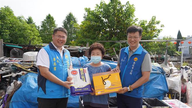 环保局长李易书与南投市长张嘉哲秋节前送月饼跟物资给资源回收个体户，感谢他们为环保付出并预祝他们中秋快乐。(南投县环保局提供)
