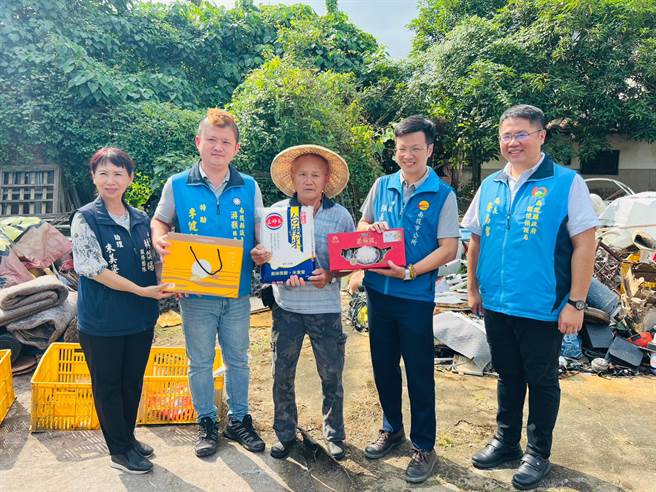环保局长李易书与南投市长张嘉哲秋节前送月饼跟物资给资源回收个体户，感谢他们为环保付出并预祝他们中秋快乐。(南投县环保局提供)