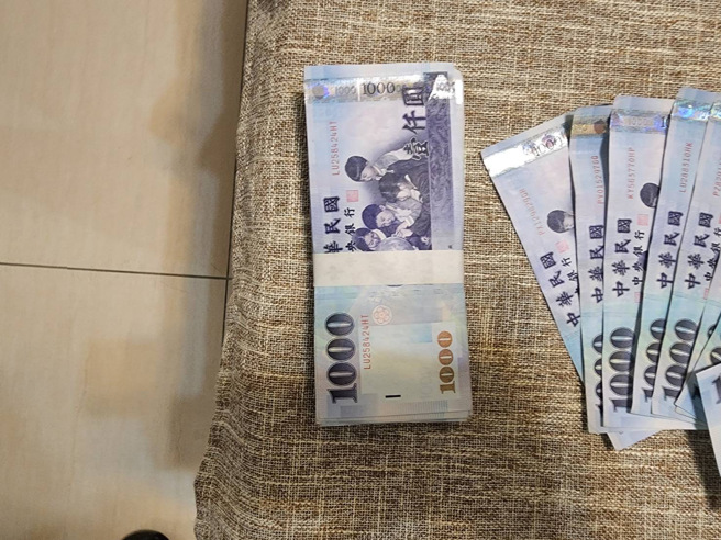 警方查扣的现金。 （翻摄画面）