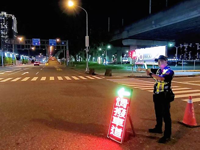 中秋节连假将至，警方预计10月1日收假将涌入大量车潮，将採取精进交通疏导措施，于各交通枢纽布署交通岗警、民力并与高铁公司实施站区周边道路分流措施，呼吁民眾配合现场交通指引。示意图。（乌日警分局提供／潘虹恩台中传真）