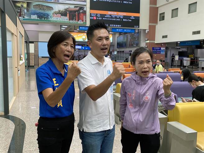 立委陈以信、台南市议员林美燕及王家贞等人，今天前往台南航空站请命，要求越捷不要停飞越南胡志明市往返台南的国际航线。（林美燕提供／洪荣志台南传真）