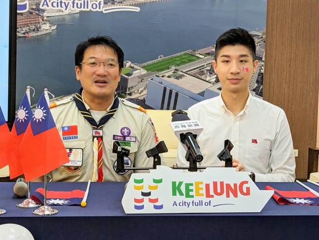 基隆市政府将自10月1日起，在全市各重要路段及地点悬挂国旗，让民眾感受到国庆的喜悦及国家生日的氛围。左为基隆市民政处长张渊翔、右为基隆市政府发言人余治明。（张志康摄）