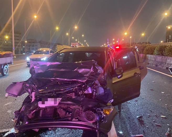 国1北向355.1公里楠梓路段于27日傍晚发生追撞事故，其中一辆汽车毁损严重。（翻摄照片／林瑞益高雄传真）