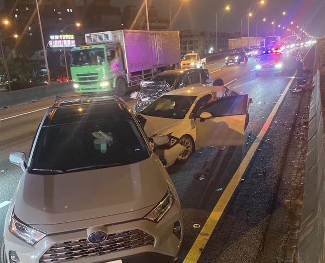 国1北向355.1公里楠梓路段于27日傍晚发生追撞事故，图为车祸现场。（翻摄照片／林瑞益高雄传真）