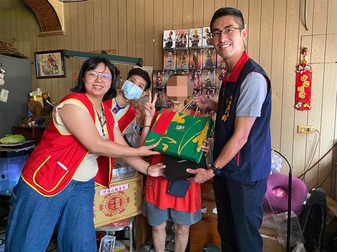 区长廖武辉致赠生活物资给辖内弱势家户，让他们温馨过中秋。（林口区公所提供）