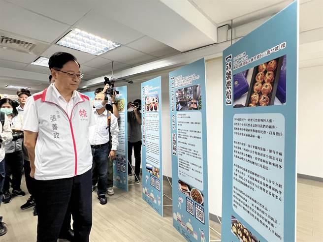 「金牌好店」迈入第12年，桃园市今年从150家店家精挑细选出30家金牌好店，另今年也增设人气店家奖项，透过网路票选出3家人气王，市长张善政亲自颁奖。(蔡依珍摄)