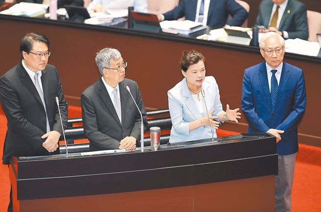 明扬工厂大火酿成严重伤亡，立委26日质疑中央地方互踢皮球，经济部长王美花(右2)急澄清。（中时资料照／姚志平摄）