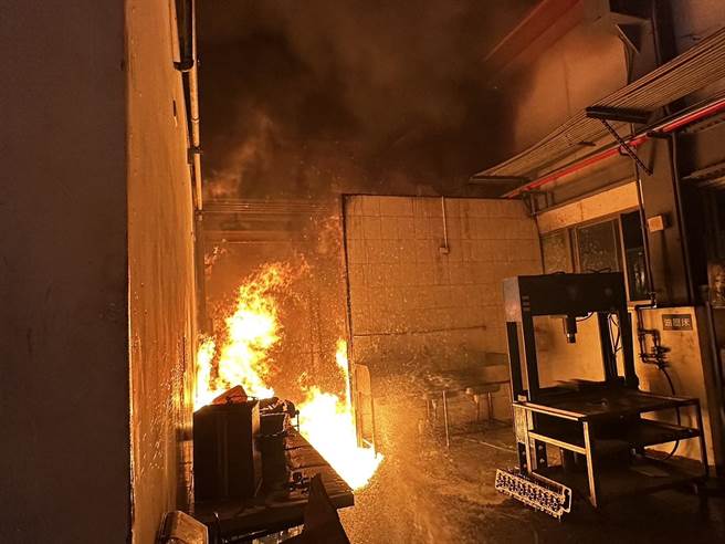 台南市永康区中正北路一家货车维修厂晚间失火。（读者提供／曹婷婷台南传真）