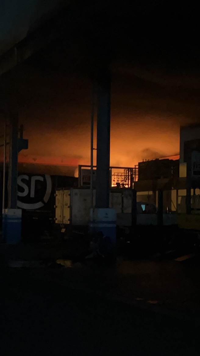 台南市永康区中正北路一家货车维修厂晚间失火。（读者提供／曹婷婷台南传真）