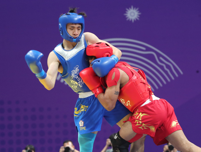 台湾武术好手张焕宜(左)在散打70公斤四强赛不敌伊朗选手。（郑任南摄）