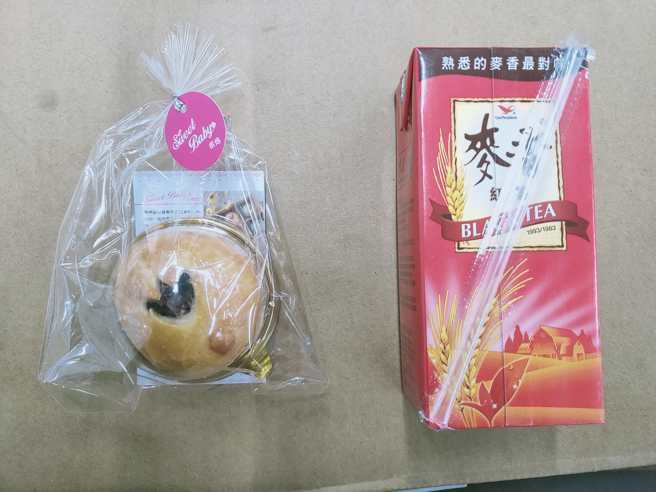 一名上市公司员工分享收到的公司中秋礼，让许多网友直呼太寒酸。（图／翻摄脸书爆废1公社）