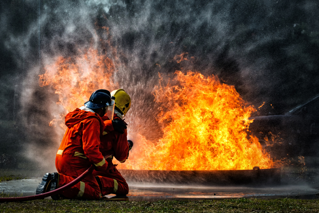 消防人員工作環境危險性高，被質疑現行消防預算相對不合理且偏低，消防員權益引發熱議。（示意圖／達志影像）