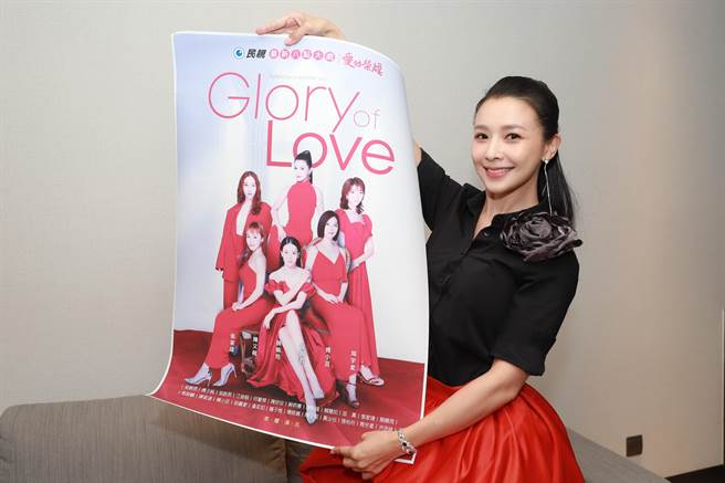 吳婉君看到《愛的榮耀》主視覺海報覺得美呆了。（民視提供）