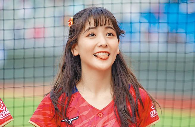 职棒味全龙啦啦队成员张晴，有着甜美外型。（岳海环球事务所提供）