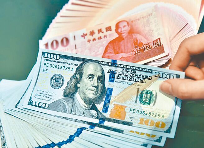 新台币因外资爆量匯出，最后收在32.228元，贬值8分，续创逾十个半月新低。图／本报资料照片