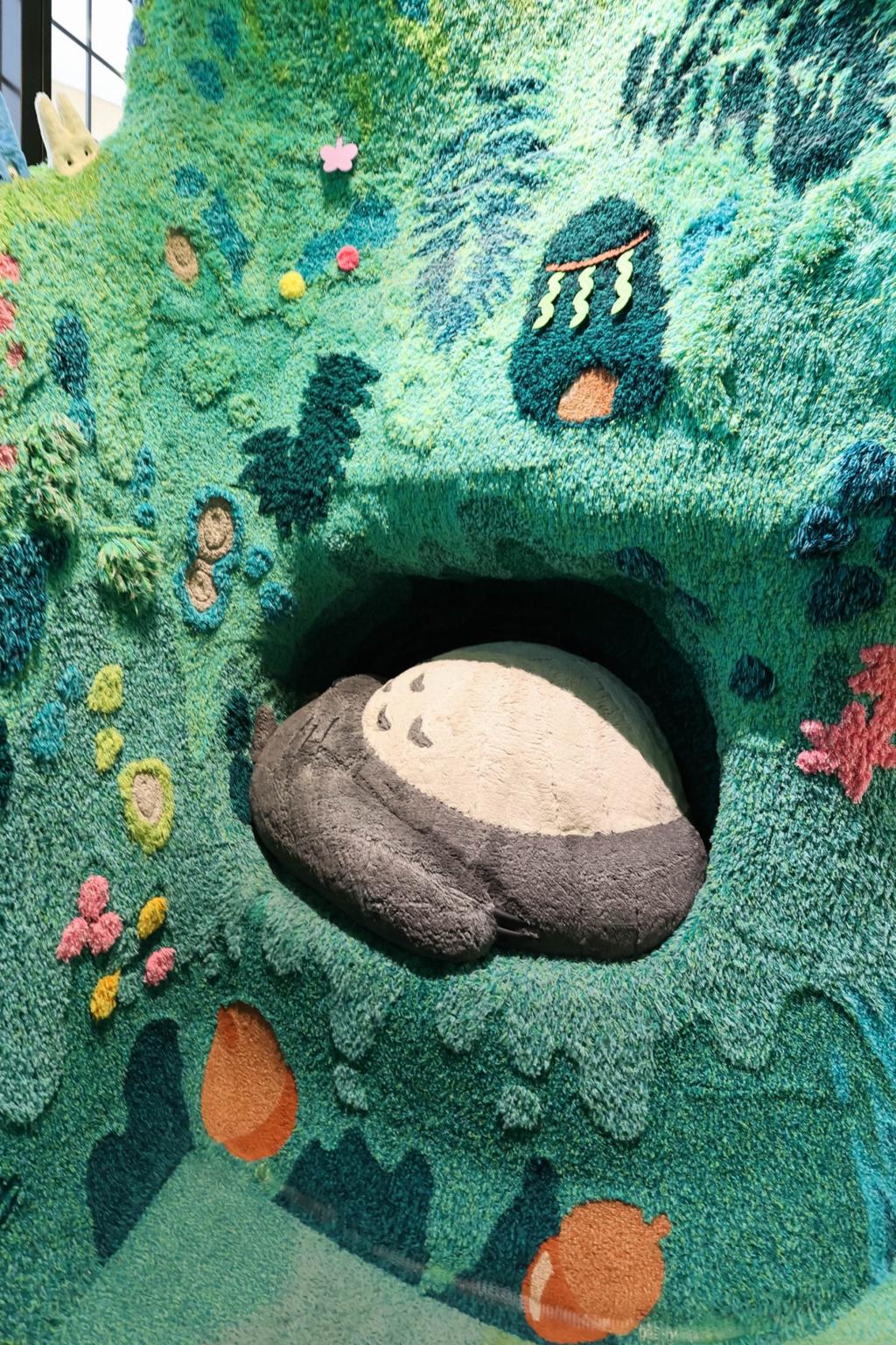 「兒童城」可以鑽進樹洞中，體驗小梅發現龍貓的視角。（甲上娛樂提供）