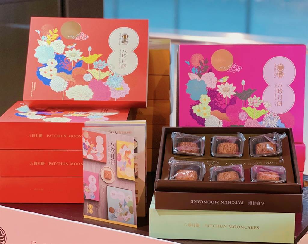 京站的半島精品店限時推出月餅禮盒買2送1。（京站提供／朱世凱台北傳真）
