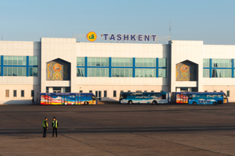烏茲別克機場附近炸出「蕈狀雲」！疑倉庫遭雷擊