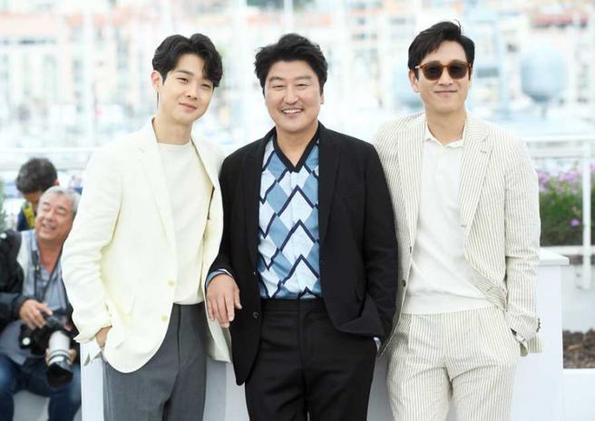 拿下《寄生上流》角色后，李善均（右）和宋康昊（中）一起喝酒庆祝，没想到被酒客认出，经纪人还与酒客发生了争执。（图／取自Daum）