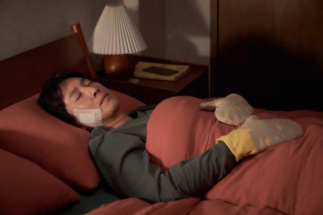 在《鬼梦游》中，李善均受睡眠问题困扰，行为怪异。（图／车库提供）