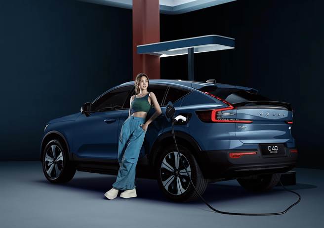 王净为新世代电动车拍摄形象影片展现自信。（VOLVO 国际富豪汽车提供）