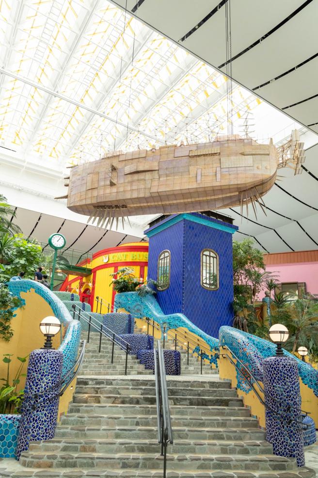 「吉卜力大仓库」由温水游泳池改建而成，上方有《天空之城》的巨型飞船。（甲上娱乐提供）