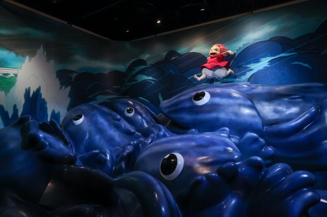 可以爬楼梯到鱼身上跟《崖上的波妞》合照。（甲上娱乐提供）