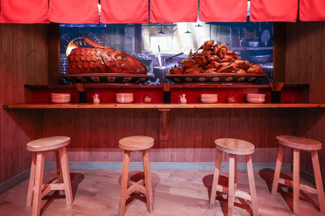 《神隐少女》中千寻的父母吃完后变成猪。（甲上娱乐提供）