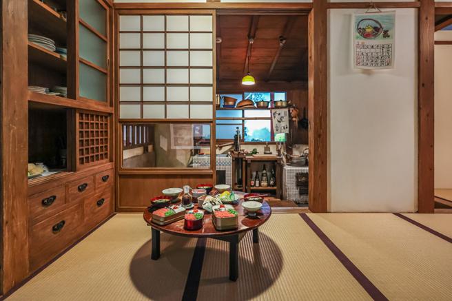 《龙猫》中小月与小梅家的餐桌。（甲上娱乐提供）