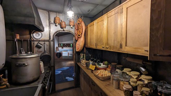 厨房中的柜子和锅盖打开里面都丝毫不马虎。（甲上娱乐提供）