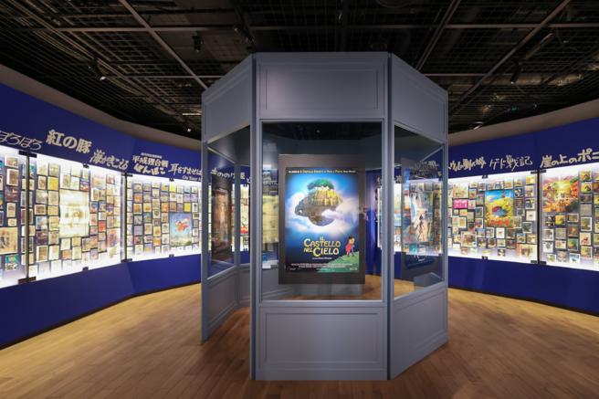 「满满的吉卜力展」展出了歷年作品在海内外上映时的海报。（甲上娱乐提供）