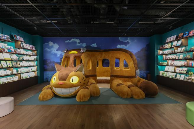 「满满的吉卜力展」中的龙猫公车，可尽情在里面拍照。（甲上娱乐提供）