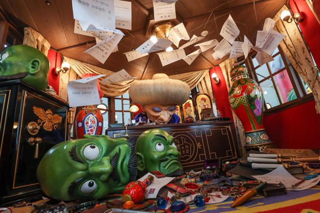 「冒牌馆长室」中忙碌的汤婆婆，可站在窗外寻找她与千寻签的契约书。（甲上娱乐提供）