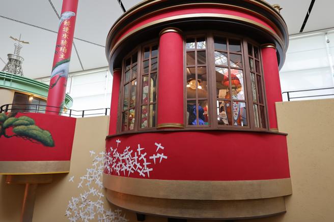 「冒牌馆长室」外还贴着「纸鸟」，一旁柱子还有「白龙」的身影。（甲上娱乐提供）