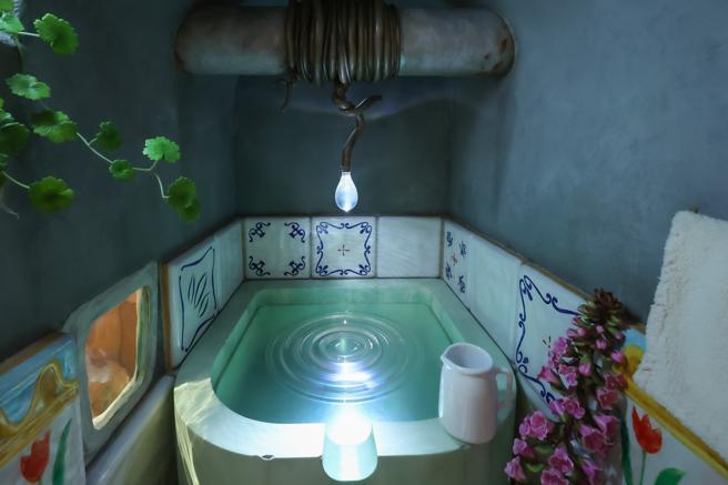 《借物少女艾莉缇》中「水滴」洗澡的场景。（甲上娱乐提供）