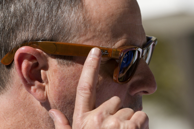 观眾配戴Meta与雷朋合作生产的Ray Ban Meta智慧眼镜。（图／路透社）