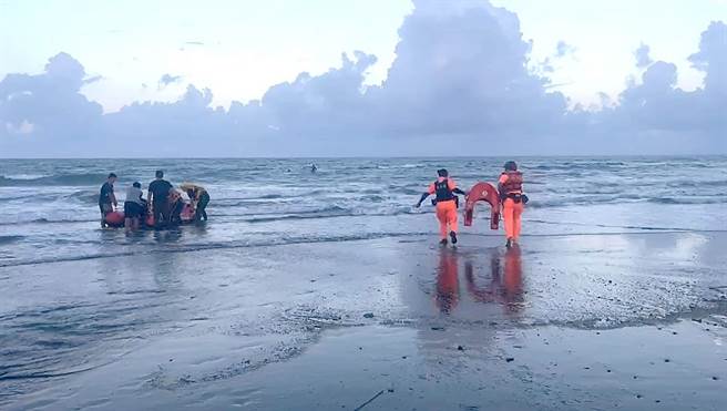 台东海岸秘境都歷沙滩传出4名衝浪客溺水，海巡及消防齐力救援。（第一三岸巡队提供／萧嘉蕙台东传真）