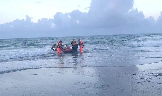 海巡与消防人员分别出动遥控式救生圈及救生艇筏救援，其中2人获救略感不适，送医治疗。（第一三岸巡队提供／萧嘉蕙台东传真）