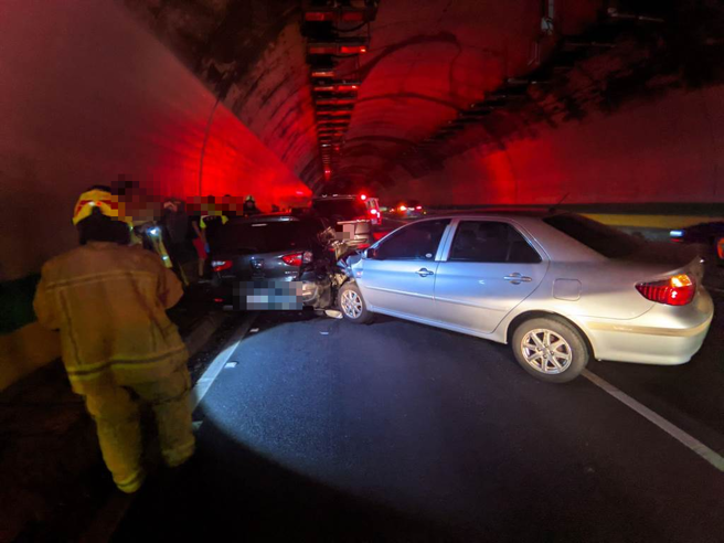 國道3號南下0.8公里基隆隧道內，28日上午7時許發生5車連環車禍，造成市區交通回堵。（翻攝照片／張志康基隆傳真）