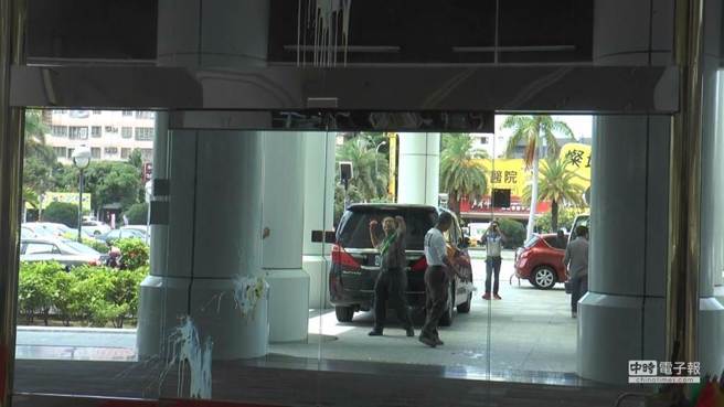 台南市议会2015年5月遭魏耀乾率领的独派团体蛋洗。（中时资料照，程炳璋摄）